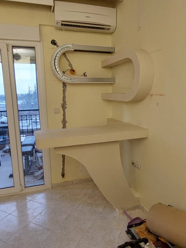 Διακοσμητική κατασκευή με καμπύλες και φωτισμό