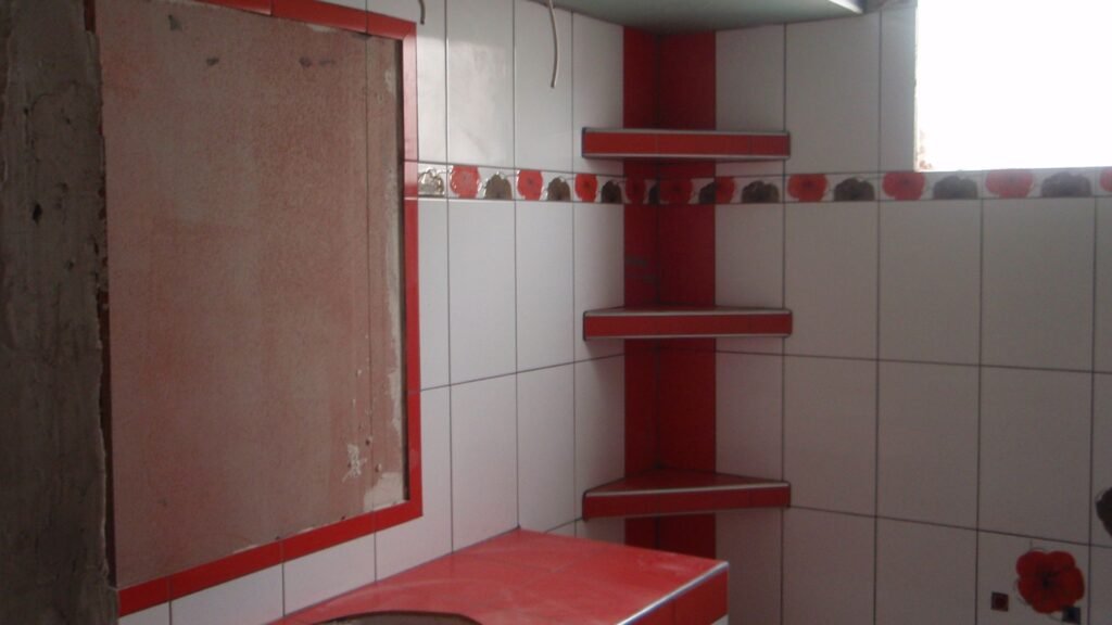 Κομψή κατασκευή ραφιών σε μπάνιο