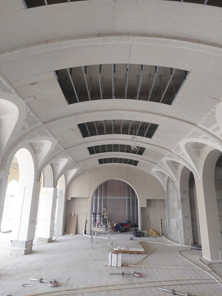 Καμάρες οροφής σε μεγάλο χώρο