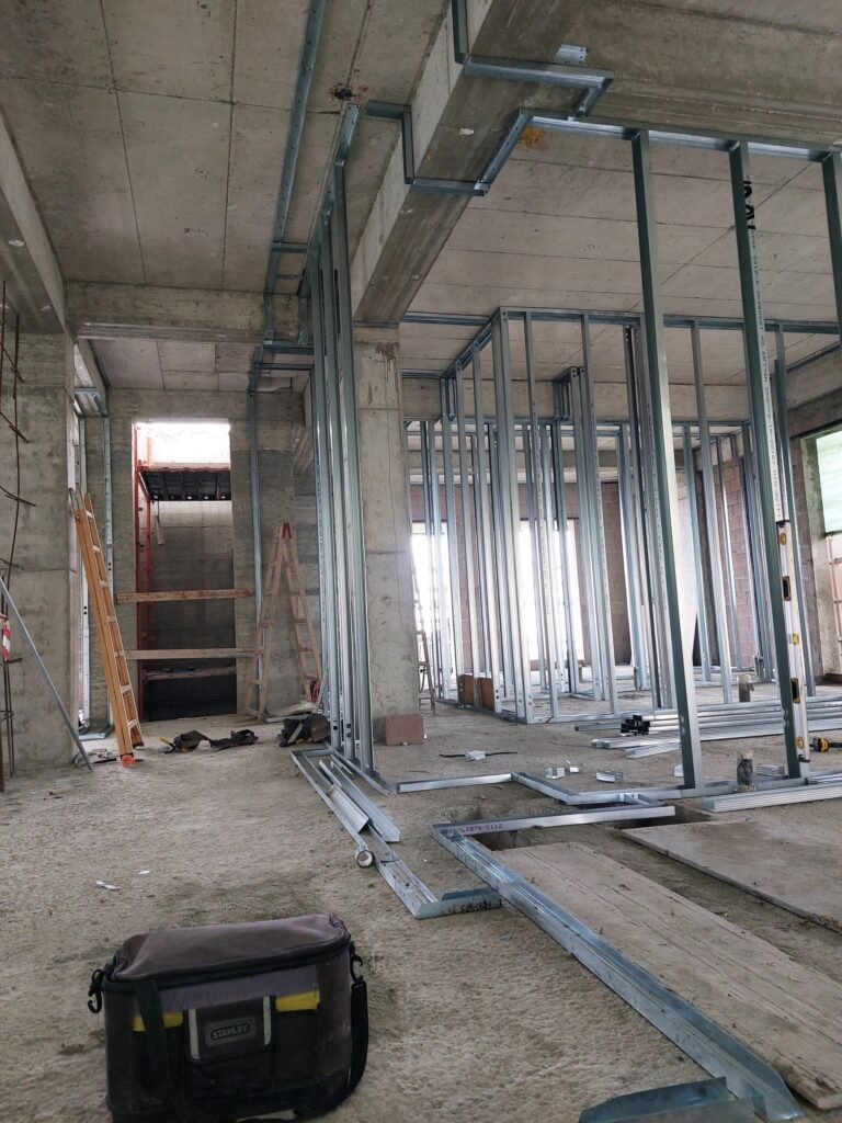 Εγκατάσταση Χωρισμάτων σε Επαγγελματικό Κτίριο